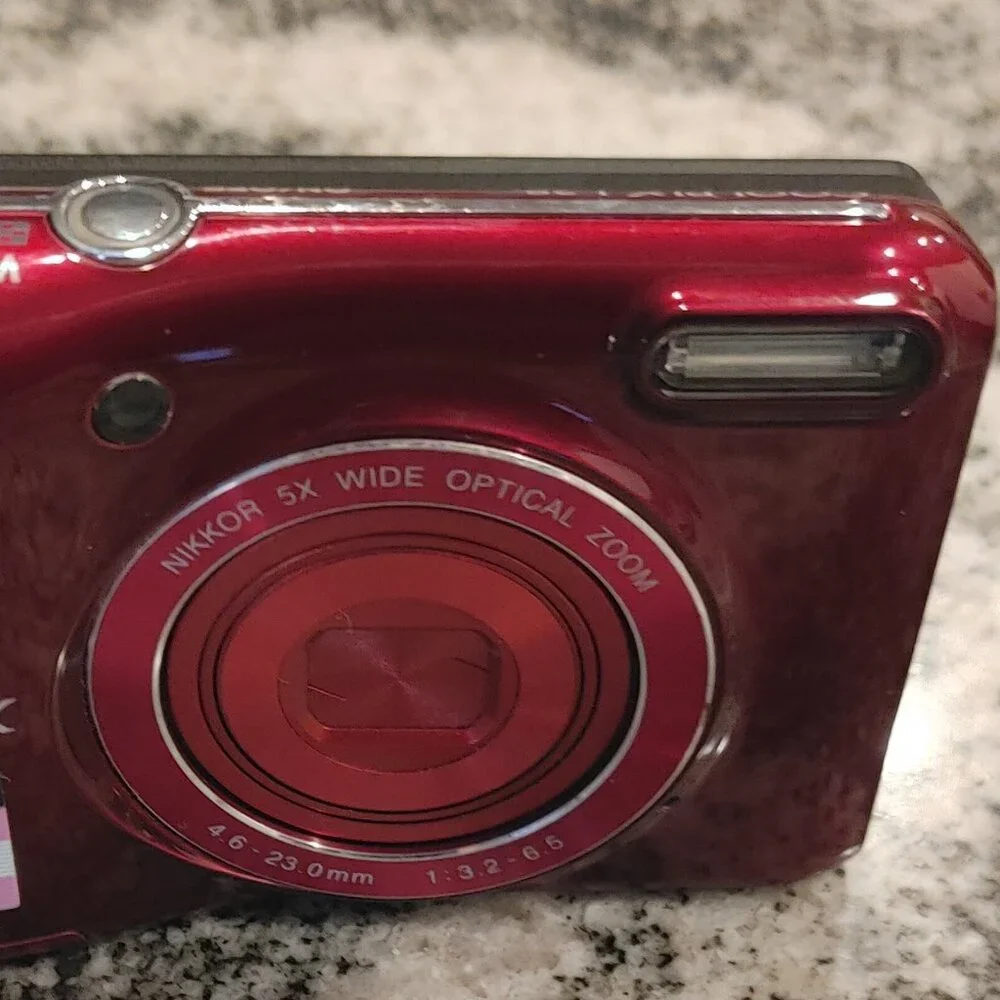 NIKON COOLPIX L28 Digital 20.1 Camera 5x zoom / SD Card included as pictured